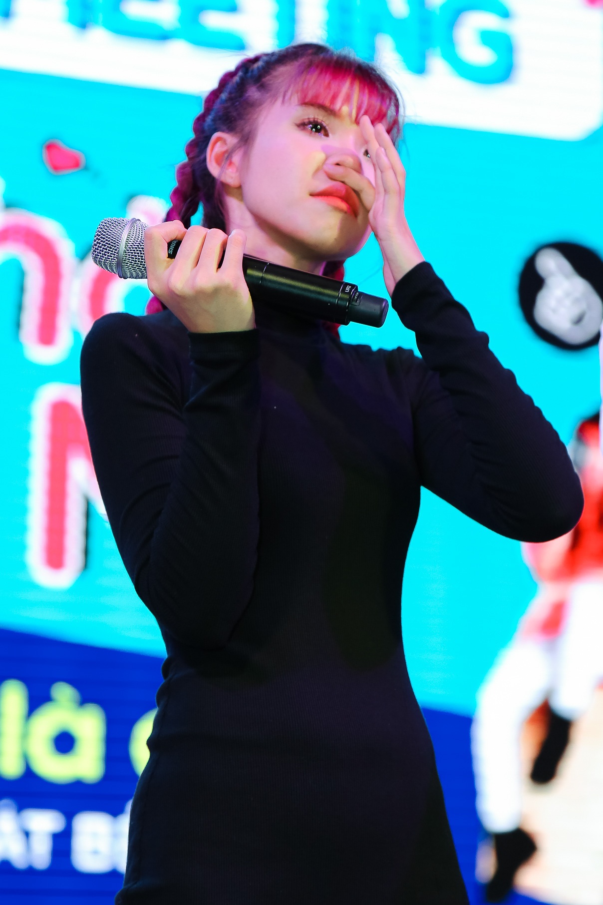 Khoi My khoc trong buoi offfan anh 3