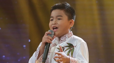 Be 9 tuoi duoc Quang Linh vi la 'ban sao nhi' Tung Duong hinh anh
