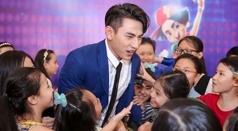 Giam khao Vietnam Idol Kids hot hoang khi bi thi sinh bao vay hinh anh