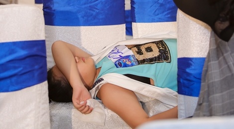 Thi sinh nhi an voi, ngu tam bo khi di thi hat hinh anh