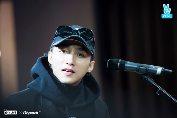 Son Tung M-TP mac kin bung di tap nhay tai Han Quoc hinh anh