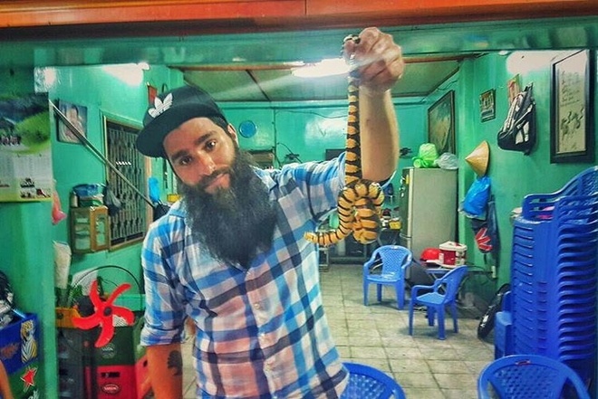 Dao dien 'Kong' di an oc va hot vit lon via he khi toi Sai Gon hinh anh