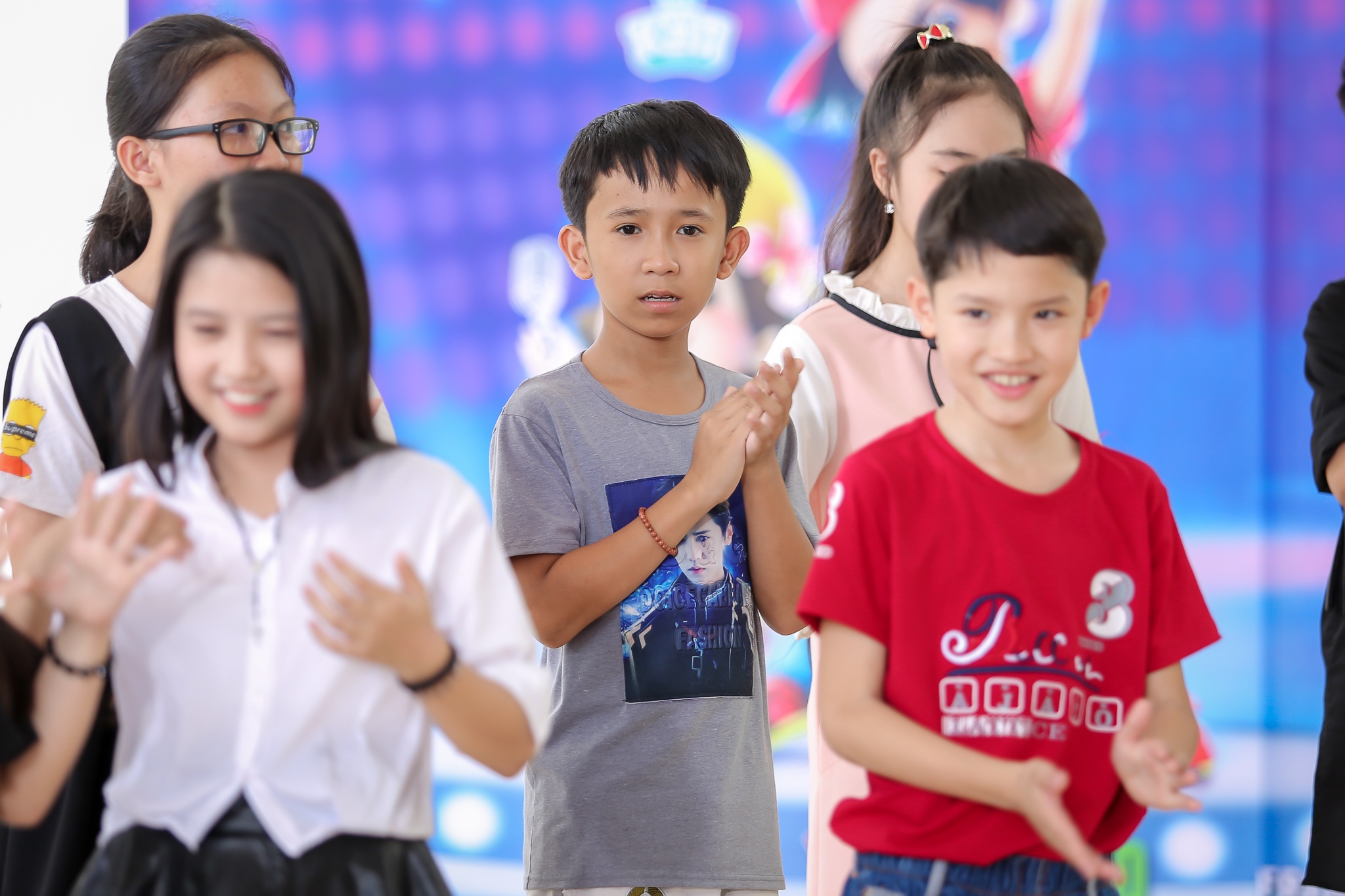 cậu bé bán kẹo kéo Vietnam Idol Kids 2017 ảnh 1 cau be ban keo keo Vietnam Idol Kids 2017 anh 1