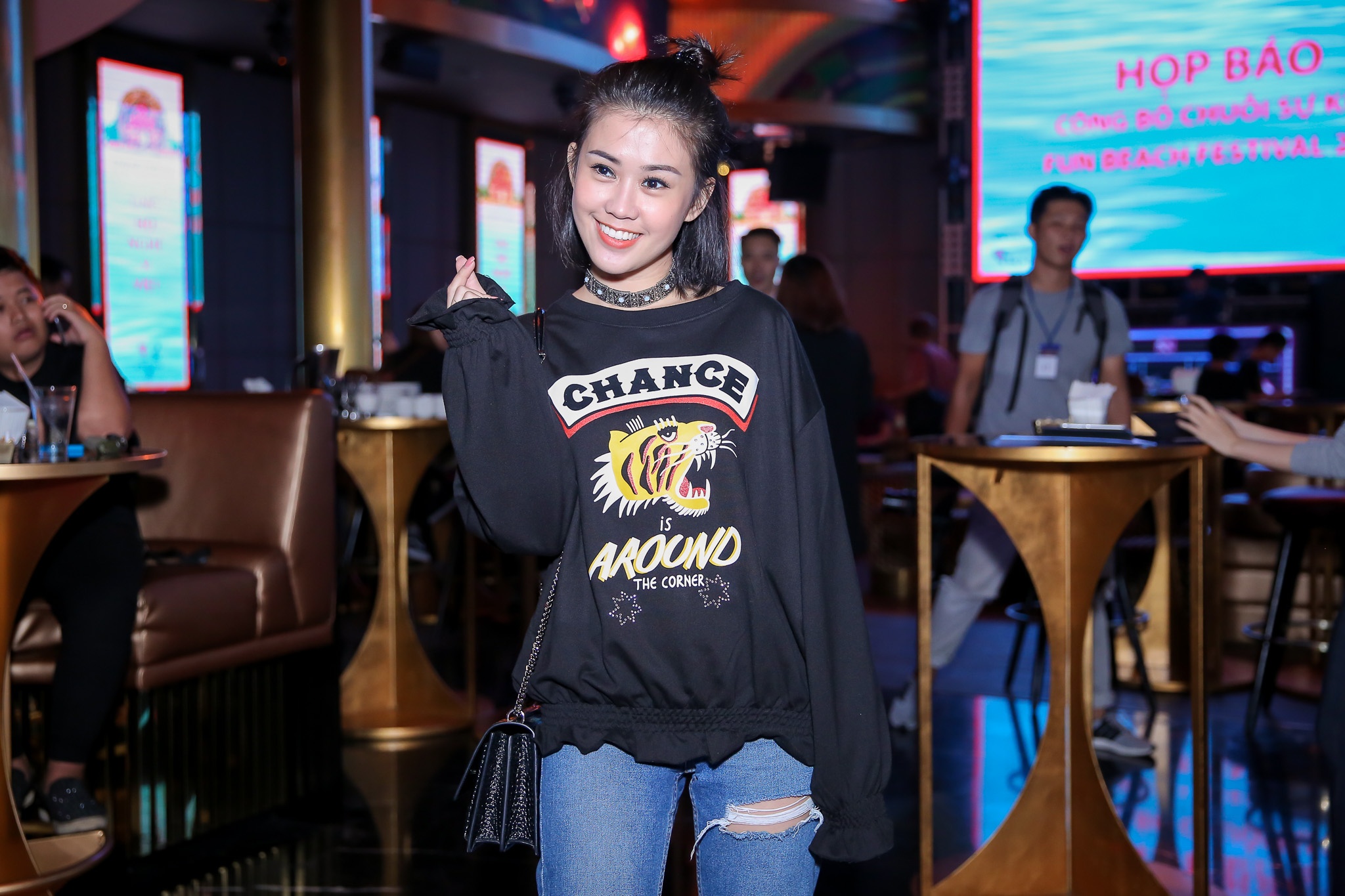 Dan sao Viet tham du su kien anh 6