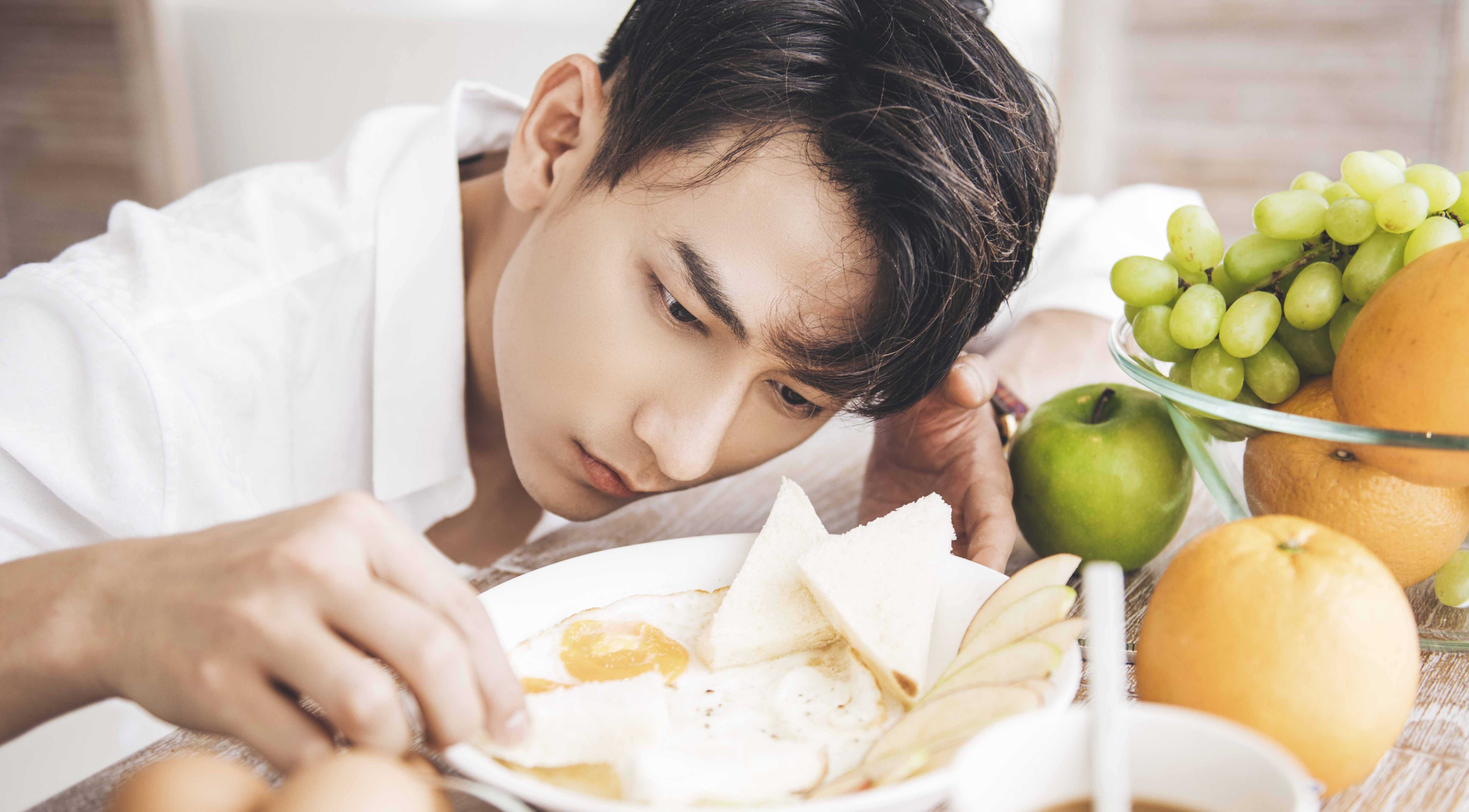 Isaac khoe tai lam banh trong MV moi hinh anh