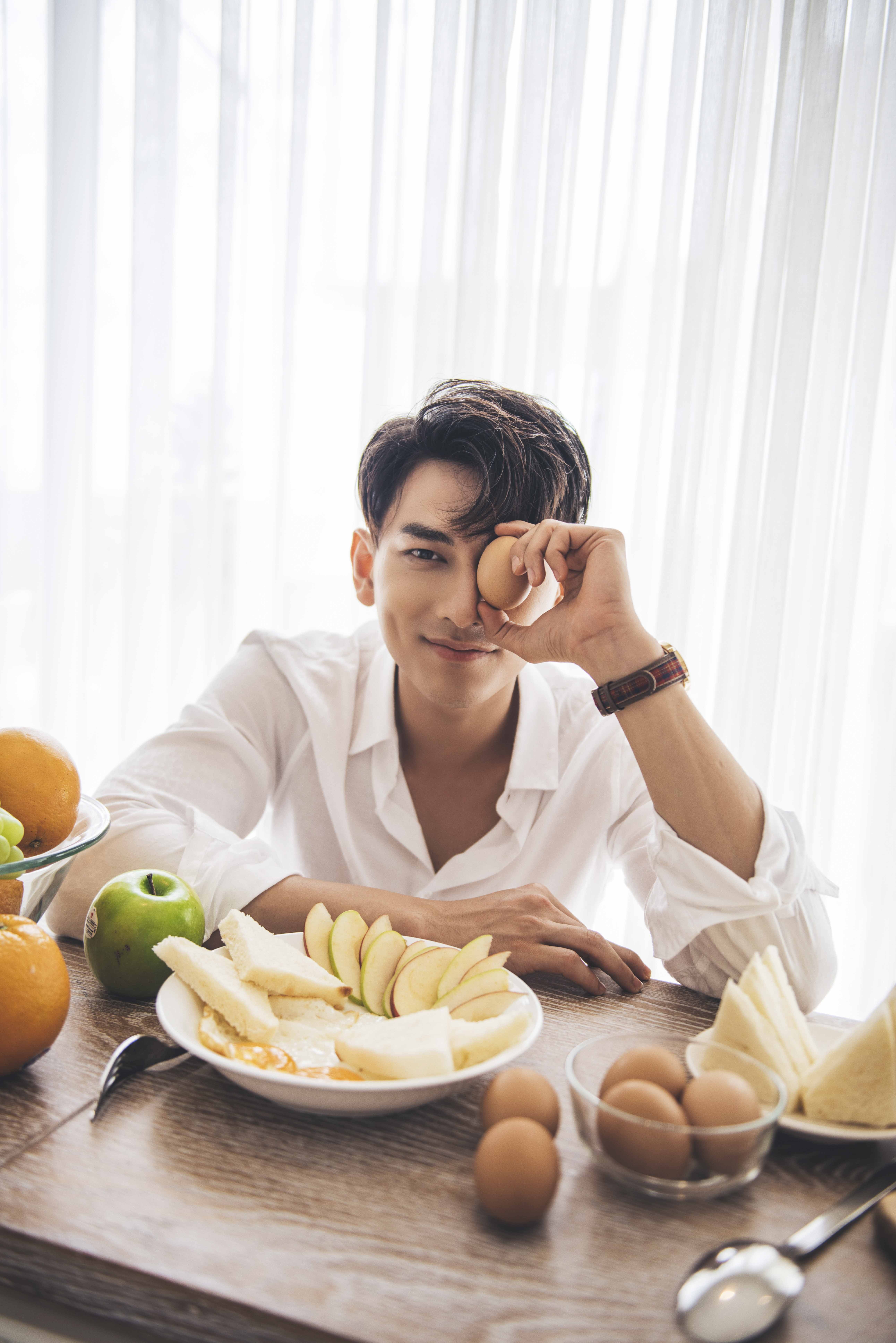 Isaac lot xac hinh tuong trong MV moi anh 2