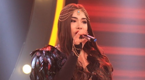My Tam bat cuoi truoc chang trai gia gai hat hit Ho Ngoc Ha hinh anh