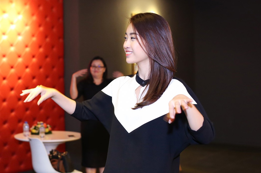 Hoa hau My Linh duoc MC Thanh Bach tan tinh giang day cach dan chuong trinh anh 6