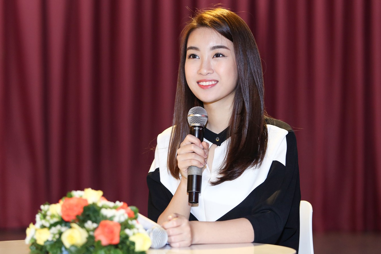 Hoa hau My Linh duoc MC Thanh Bach tan tinh giang day cach dan chuong trinh anh 1