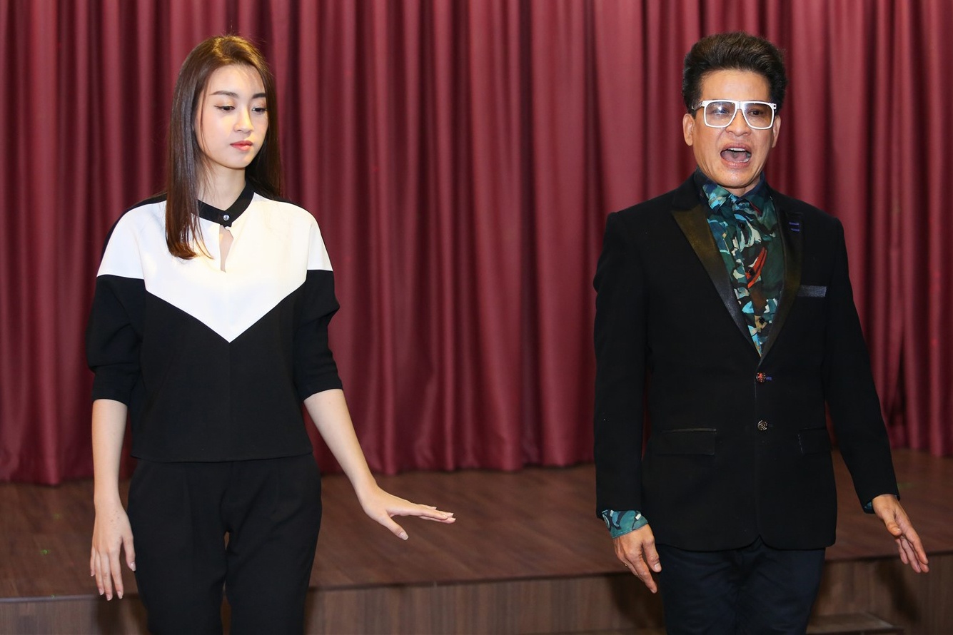 Hoa hau My Linh duoc MC Thanh Bach tan tinh giang day cach dan chuong trinh anh 3