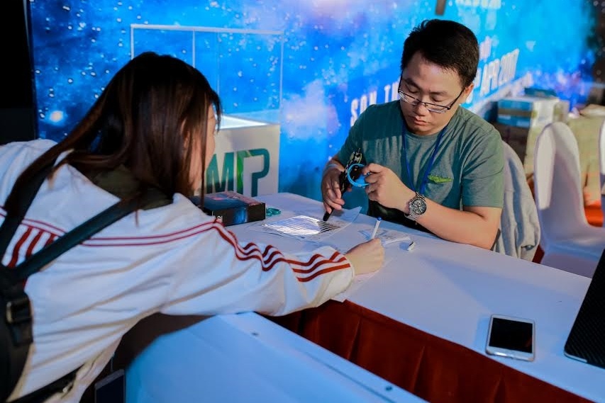 Fan xếp hàng mua album Sơn Tùng M-TP ảnh 2 Fan xep hang mua album Son Tung M-TP anh 2