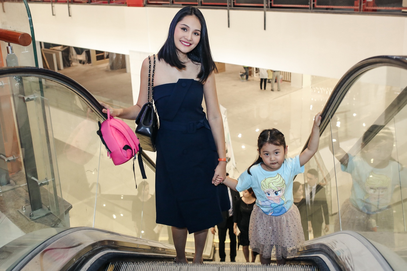 Hoa hau Huong Giang cham chu nhin con gai luyen tap the duc dung cu anh 1