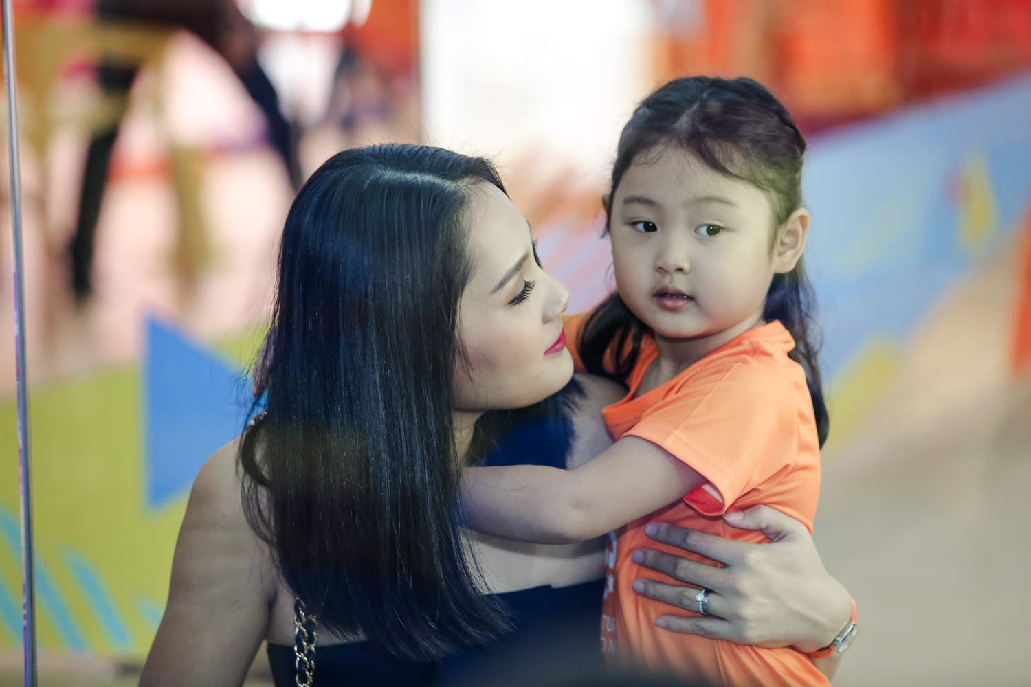 Hoa hau Huong Giang cham chu nhin con gai luyen tap the duc dung cu anh 2