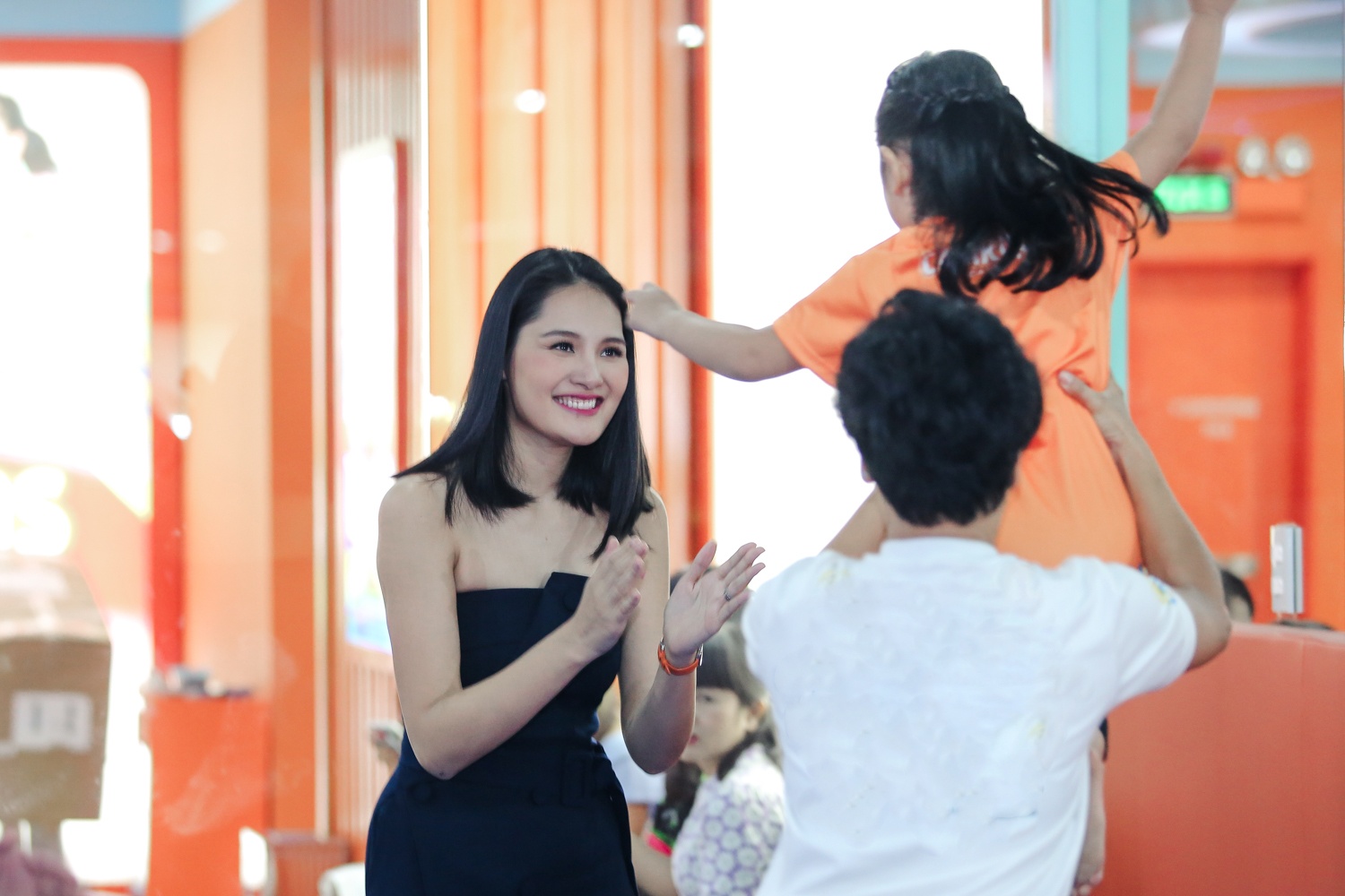 Hoa hau Huong Giang cham chu nhin con gai luyen tap the duc dung cu anh 4