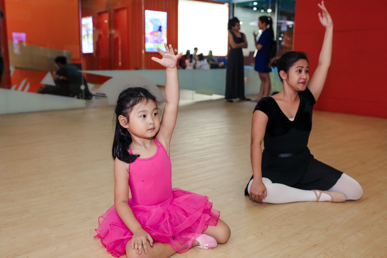 Hoa hau Huong Giang cham chu nhin con gai luyen tap the duc dung cu anh 7