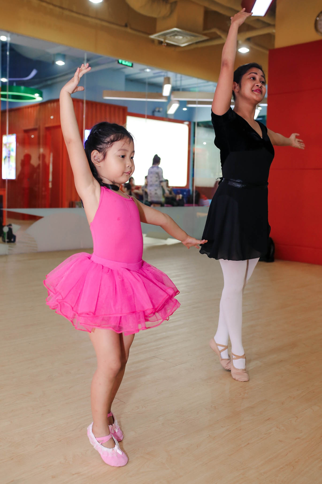 Hoa hau Huong Giang cham chu nhin con gai luyen tap the duc dung cu anh 6