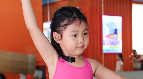 Hoa hau Huong Giang dua con gai lon di hoc mua ballet hinh anh