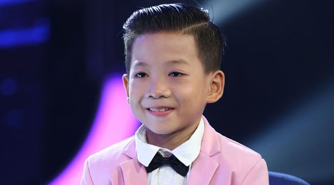 Cau be hat dam cuoi tu nam 4 tuoi toa sang tai cuoc thi hat hinh anh