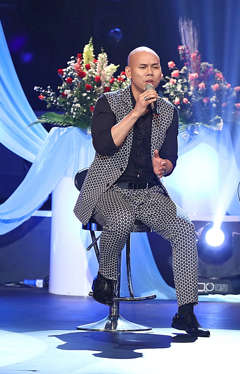 Vo kem 44 tuoi cua nhac si Duc Huy anh 7