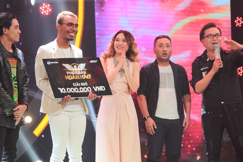 Hai man cover 'Tinh khuc vang' khien giam khao thich thu hinh anh