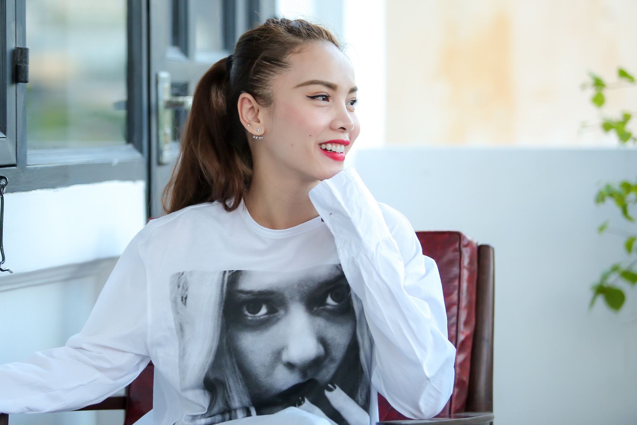 Yen Trang noi ve xich mich kho thao go voi Thu Thuy hinh anh