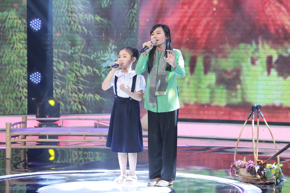 Nghi Dinh lay nuoc mat cua Cam Ly khi hat ve tinh chi em hinh anh