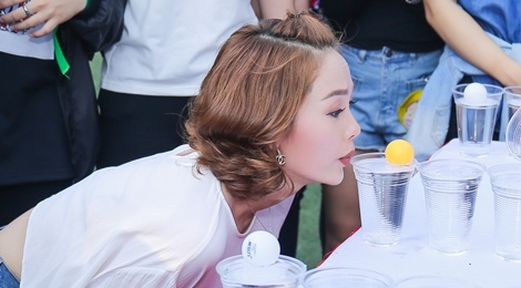 Minh Hang doi nang dua nghich cung fan hinh anh