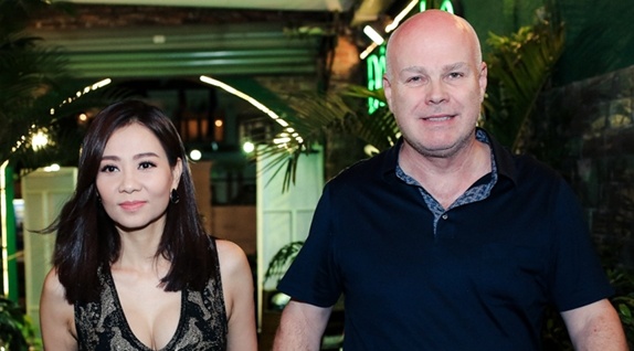 Chong Tay nam chat tay, dan Thu Minh di dien hinh anh