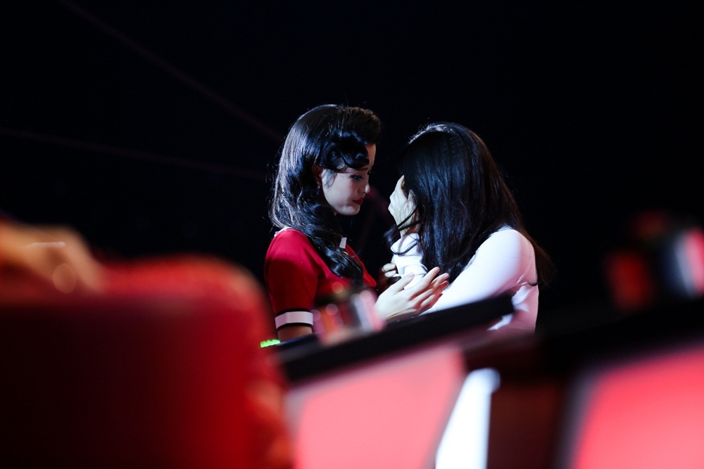 Han Sara bat khoc khi duoc Dong Nhi bam nut cuu hinh anh