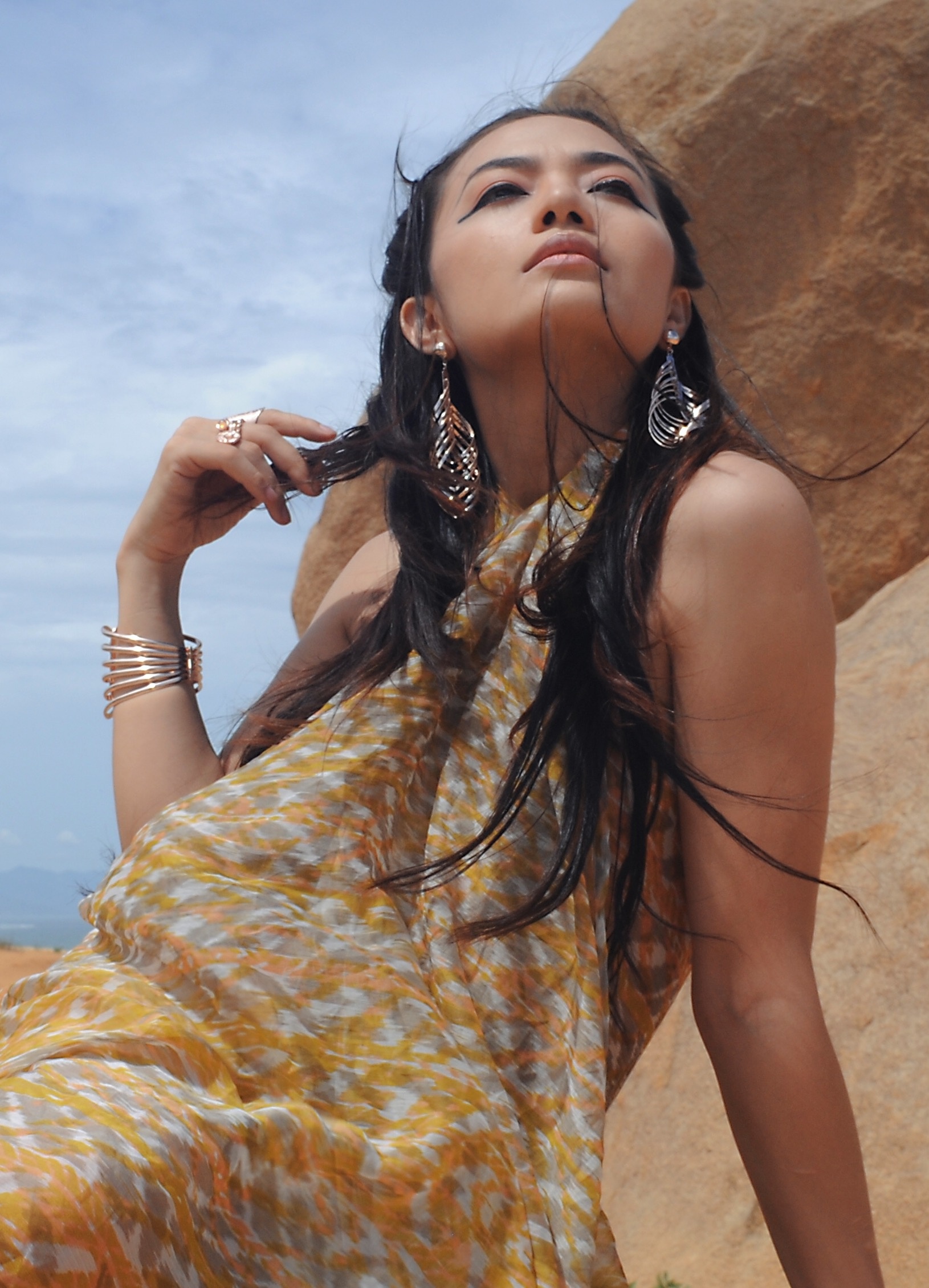 Tinna Tình ra mắt MV về luật nhân quả sau mâu thuẫn với đồng nghiệp ảnh 1 Tinna Tinh ra mat MV ve luat nhan qua sau mau thuan voi dong nghiep anh 1