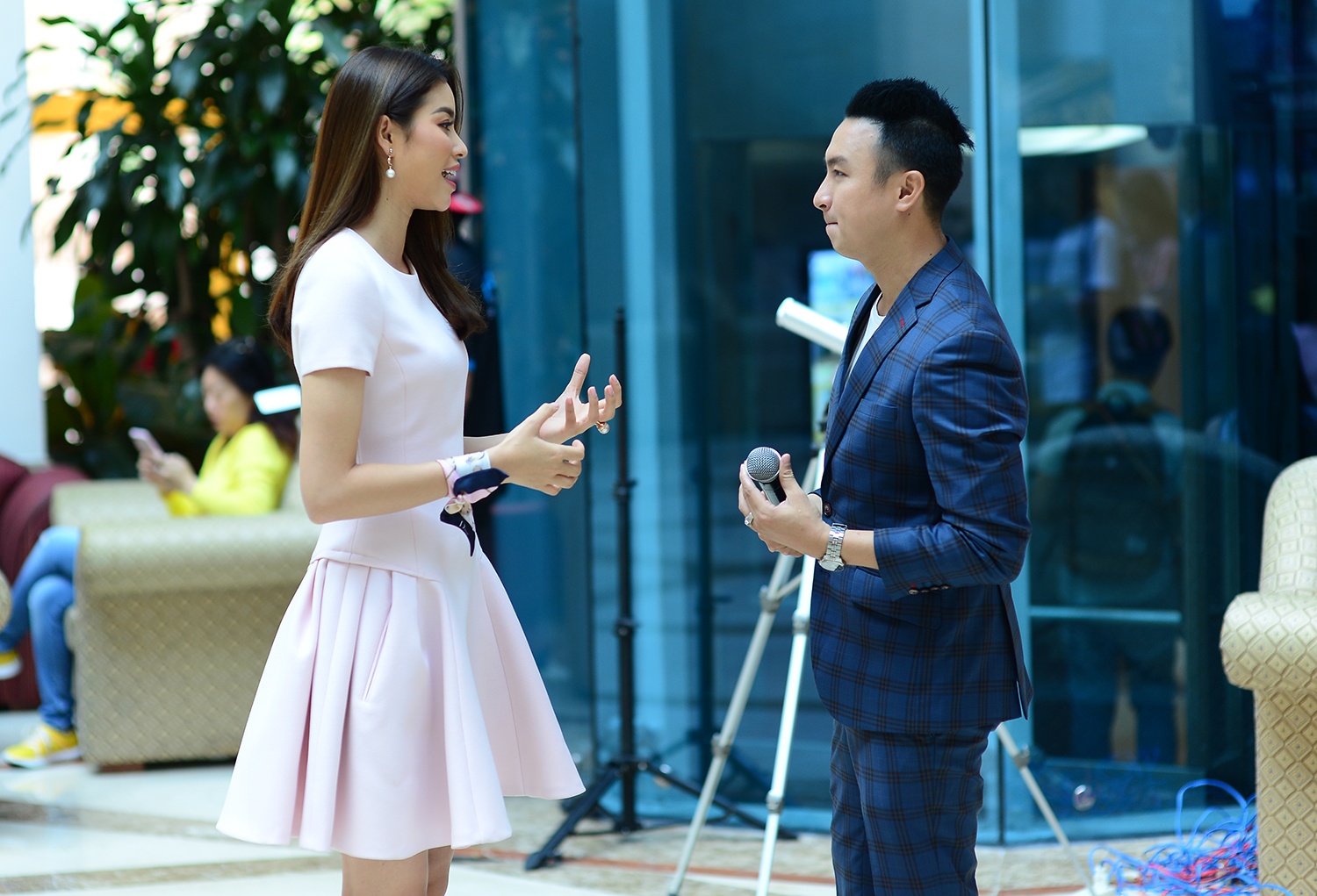 Pham Huong xuat hien trong show moi anh 4