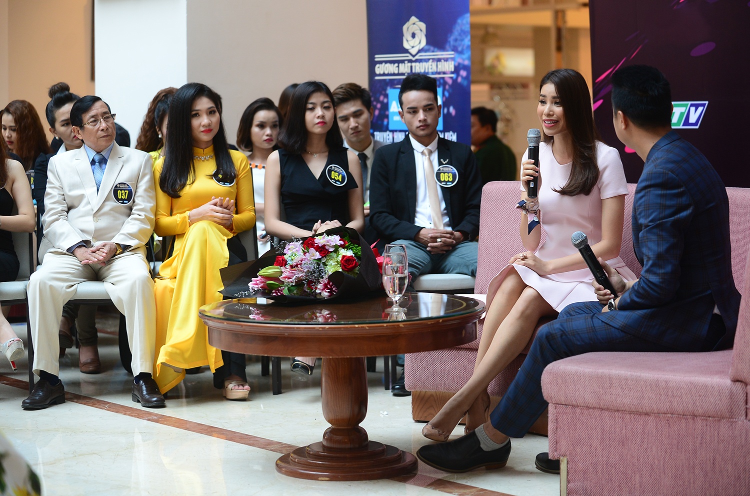 Pham Huong xuat hien trong show moi anh 7