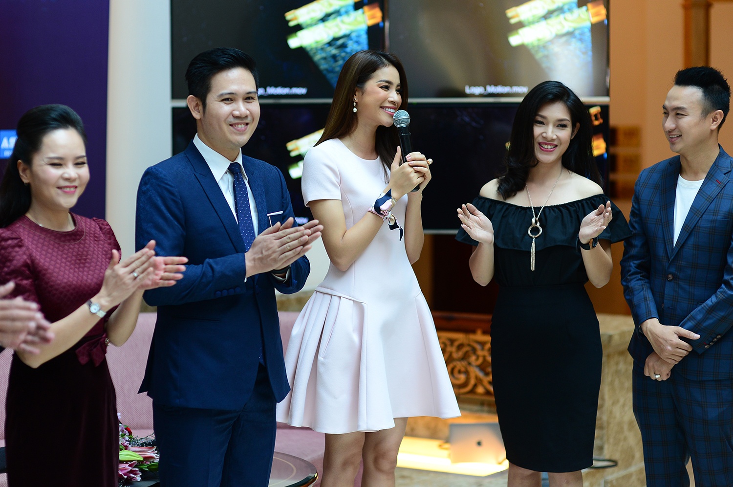 Pham Huong xuat hien trong show moi anh 8