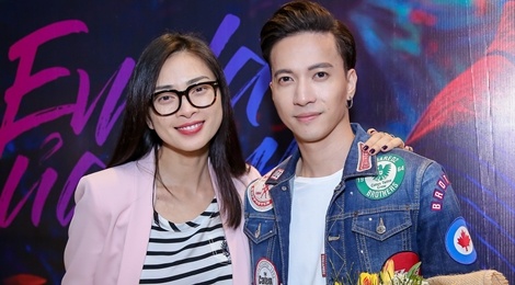 Ngo Thanh Van tu tay mua hoa den tang hoc tro hinh anh