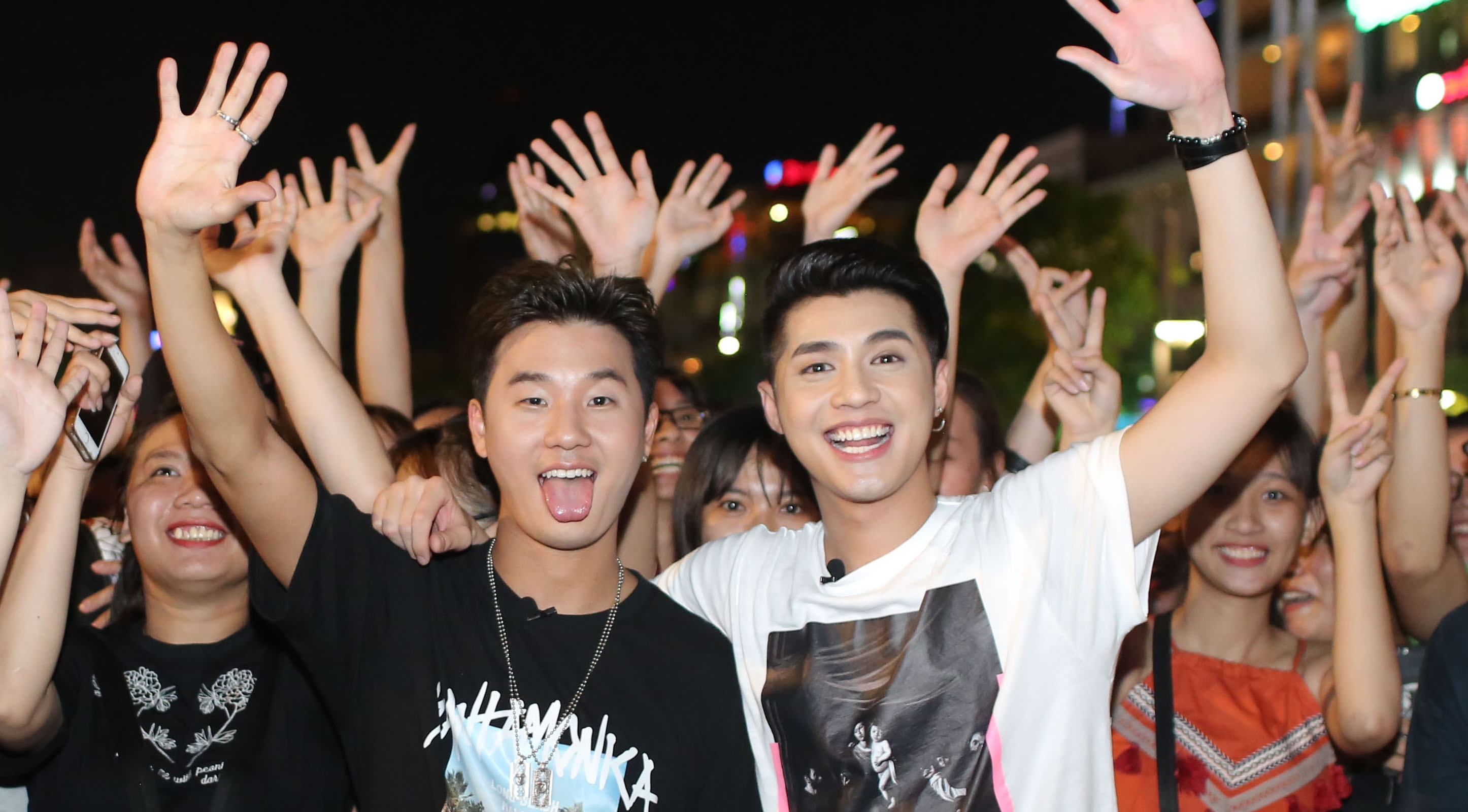 Noo Phuoc Thinh cung rapper Han Quoc gay nao loan pho di bo Nguyen Hue hinh anh