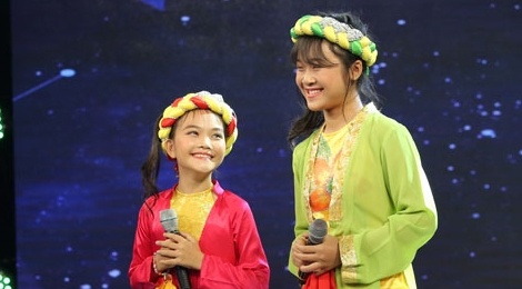 Quang Linh 'rung roi tay chan' khi nghe hai thi sinh nhi hat hinh anh