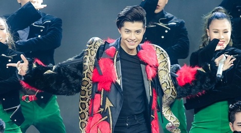 Noo Phuoc Thinh choang tran len co bieu dien hinh anh