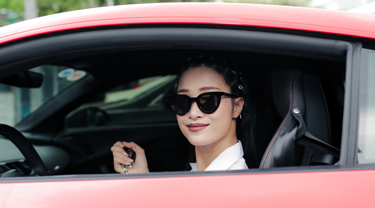 Dong Nhi lai xe hop 13 ty dong di ghi hinh The Voice hinh anh