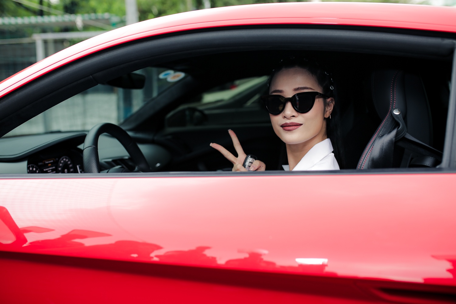 Đông Nhi lái xế hộp 13 tỷ đồng ảnh 2 Dong Nhi lai xe hop 13 ty dong anh 2