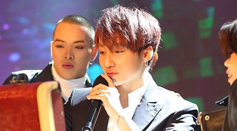 Son Tung M-TP dien ao thuat tren san khau Da Nang hinh anh