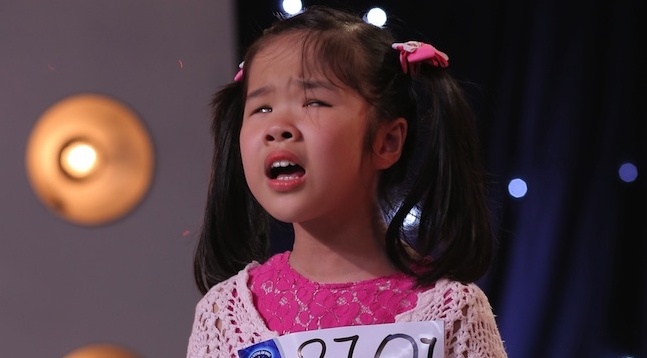 Co be khiem thi gay xuc dong tai Vietnam Idol Kids hinh anh