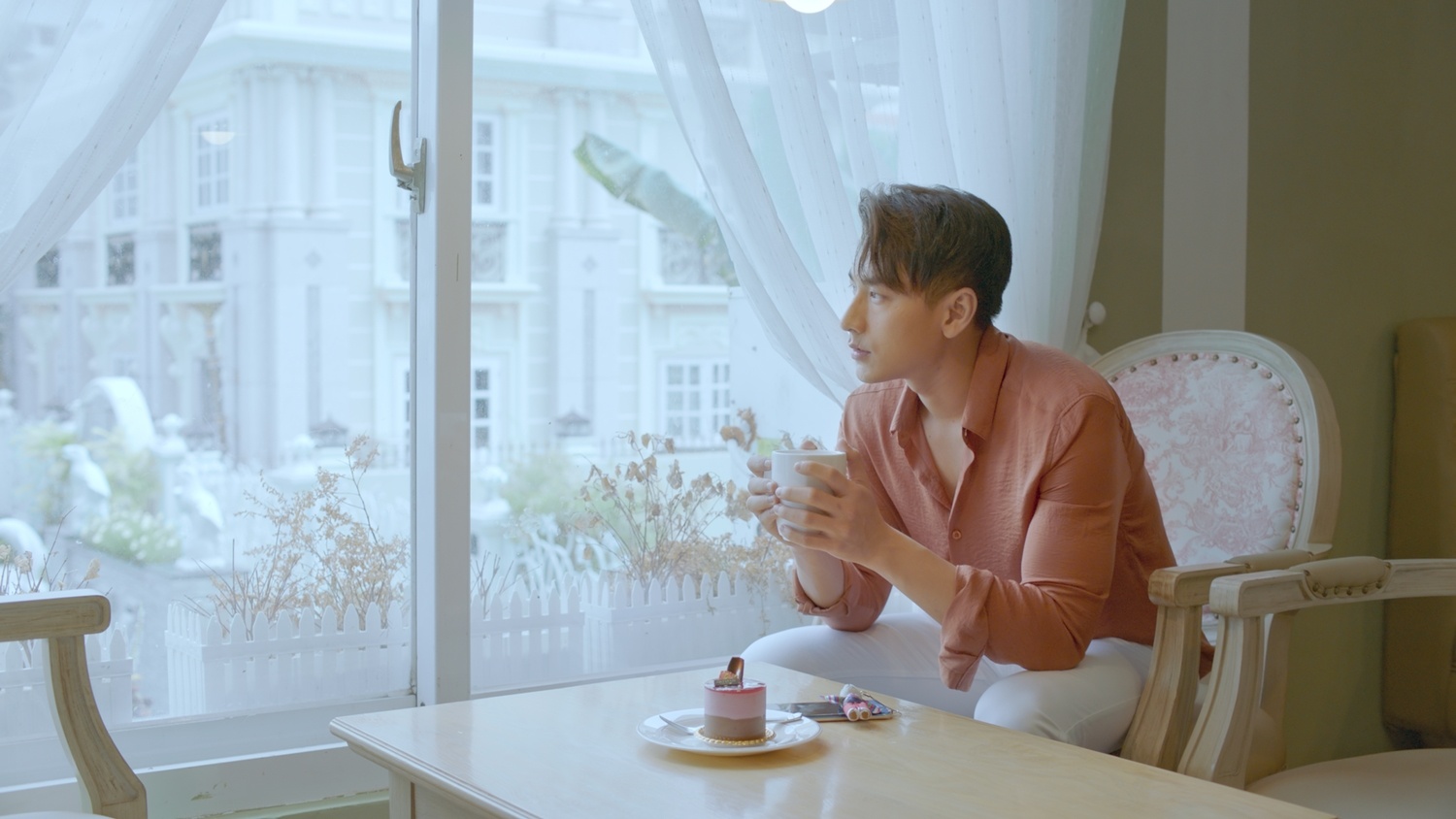 Isaac dong phim ngan cung Suni Ha Linh anh 1