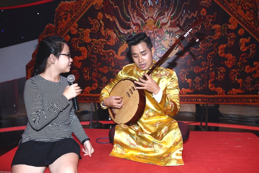 Le Giang nga quy khi hat opera anh 3