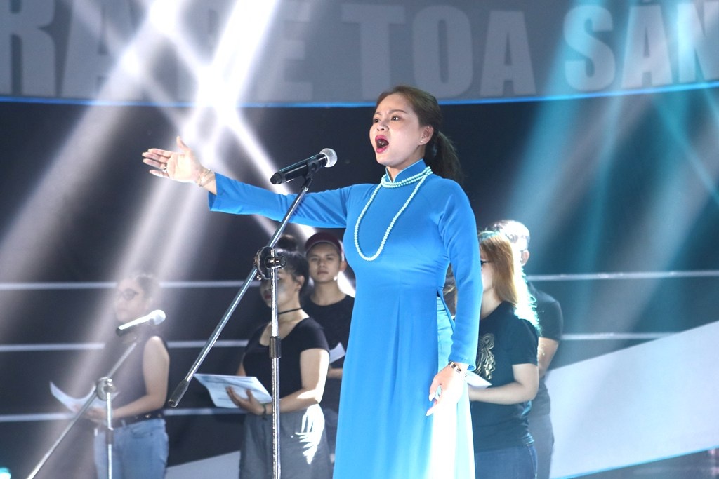 Le Giang nga quy khi hat opera anh 1