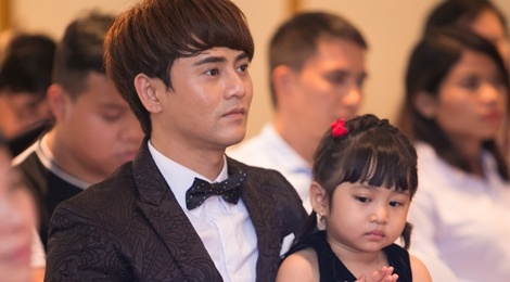 Ung Dai Ve dan con gai 3 tuoi di hop bao hinh anh