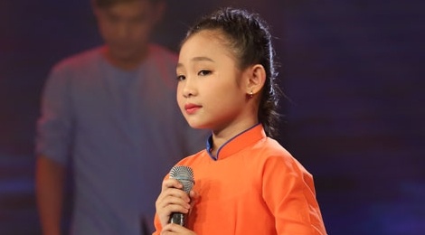 Co be 7 tuoi hat nhu nguoi tung trai khien giam khao than phuc hinh anh