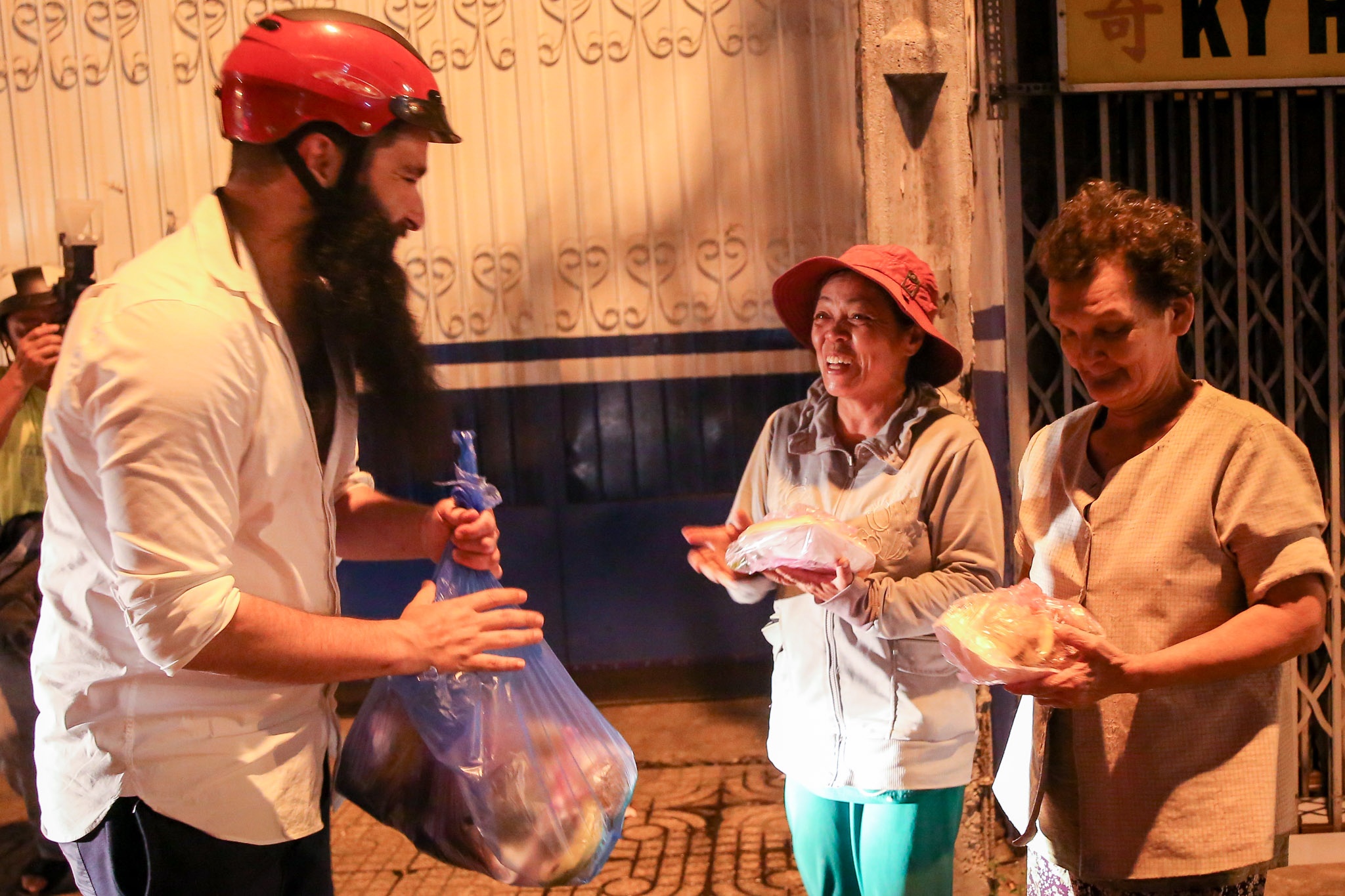 Dao dien Kong: Skull Island di phat com cho nguoi co nho hinh anh