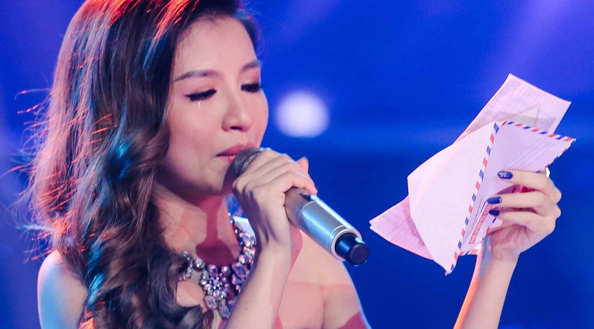 Hot girl 9X bat khoc tren san khau khi nhan thu cua me bi ung thu hinh anh