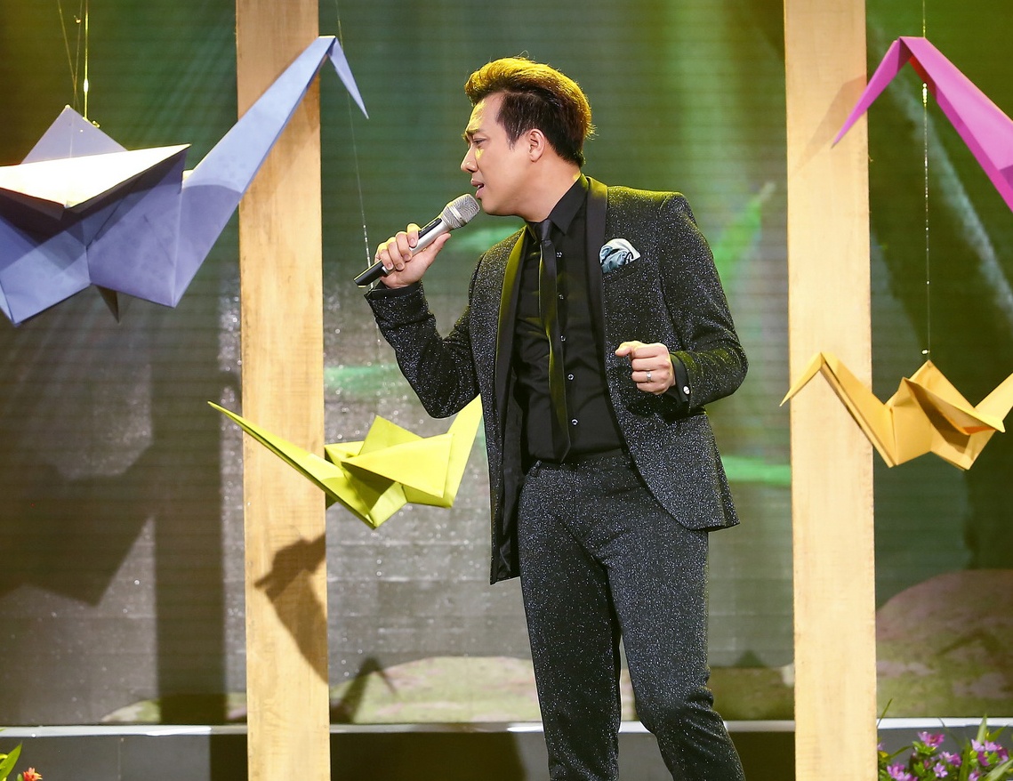 Ba me Tran Thanh dong vien con truoc ap luc anh 1