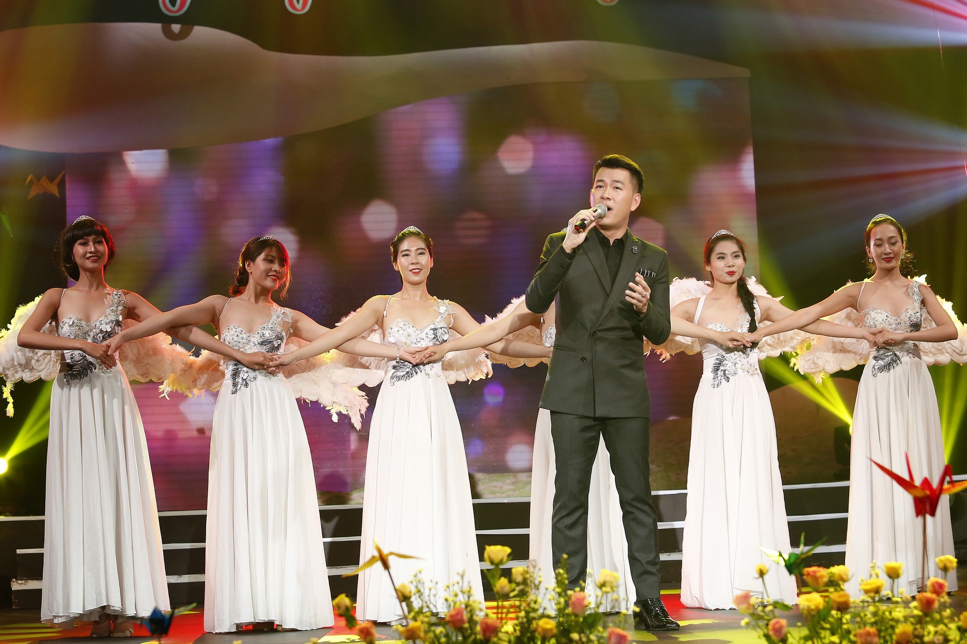 Ba me Tran Thanh dong vien con truoc ap luc anh 10